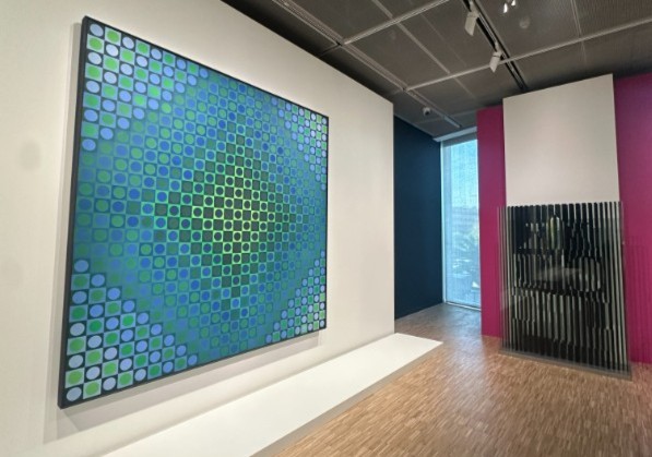 V-Boglar, 1966, Collage, 252 x 252 cm ; Bi-forme, 1962, Verre et métal, 200 x 120 x 20 cm, Collection Centre Pompidou, MNAM-CCI https://www.fondationvasarely.org/wp-content/uploads/2026/10/V-Boglar-1966-Collage-252-x-252-cm-Bi-forme-1962-Verre-et-metal-200-x-120-x-20-cm-Collection-Centre-Pompidou-MNAM-CCI.jpg